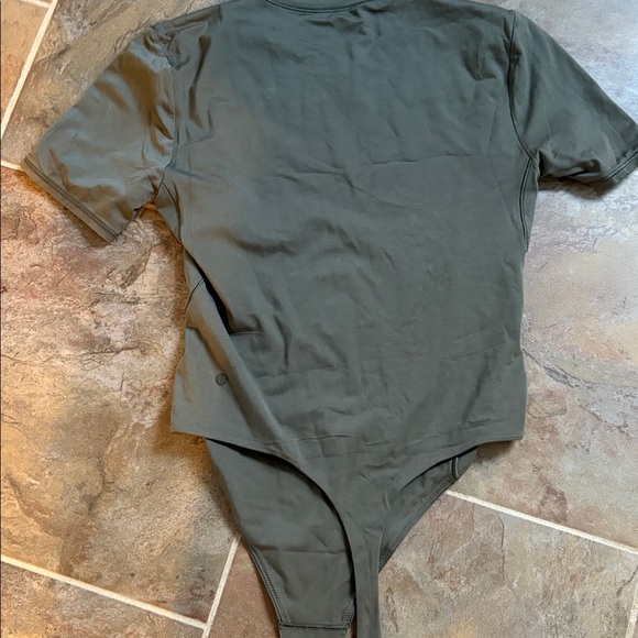 LULULEMON SOFT MATTE SEAMLESS GREEN/GREY BODYSUIT- small (4) long tag removed - Picture 4 of 6